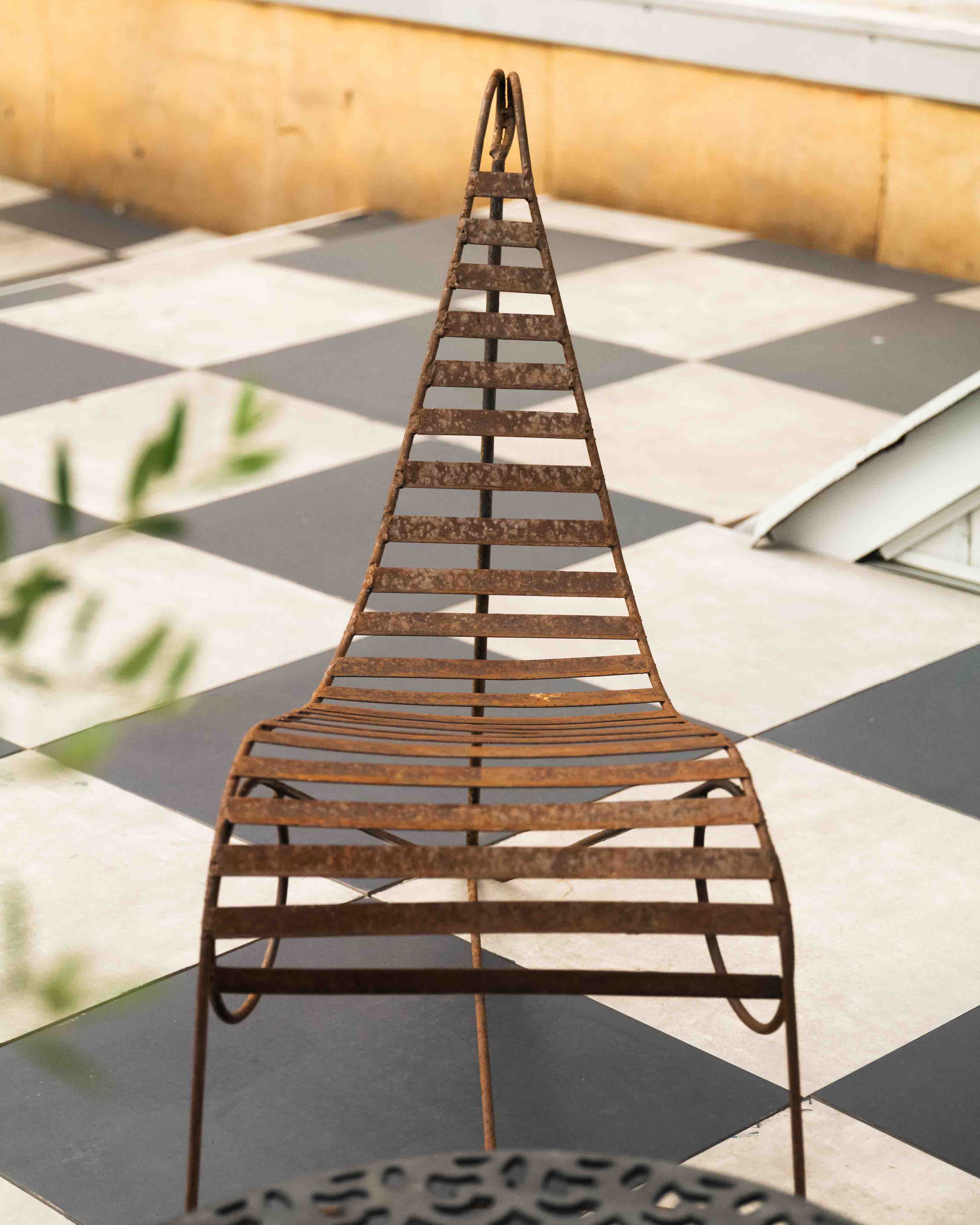 A Pair of Postmodern Spine Lounge Chairs – kalei
